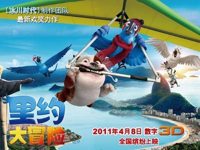驴友无防护擅闯未完工悬崖栈道，脚下是万丈深渊：地面还是镂空的
